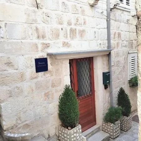 Appartamento 3 Bedroom House In Old Town