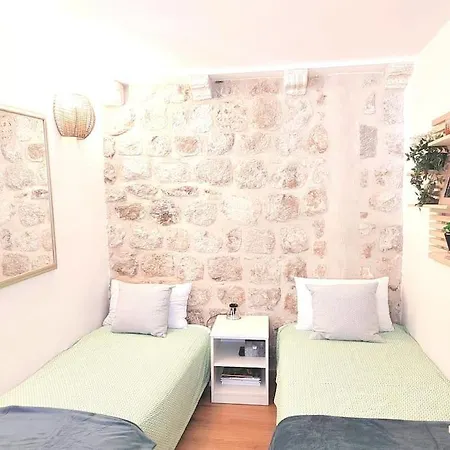 3 Bedroom House In Old Town *