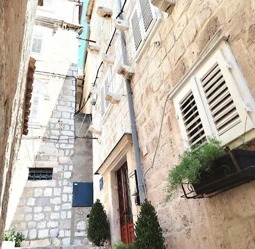 아파트 3 Bedroom House In Old Town *