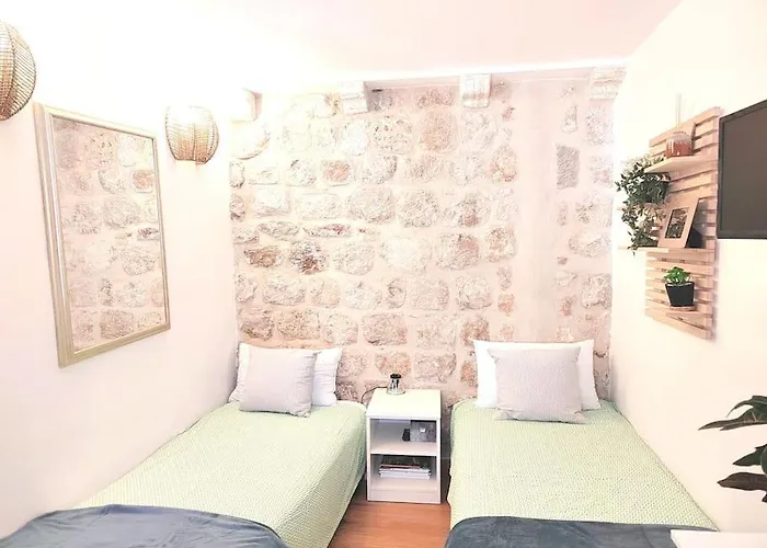 3 Bedroom House In Old Town *